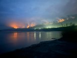Лесной пожар продолжает спускаться с сопки около северного поселка Юктали