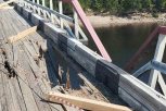 Большегрузы пустят вброд: в Тындинском округе проломился деревянный настил моста