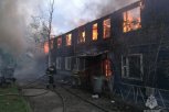 Три человека погибли из-за пожара в деревянной двухэтажке в Тынде