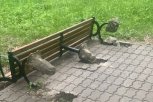 «По закону будет жестко»: лавочку в парке Белогорска вырвали четыре подростка