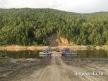В Мазановском округе жители двух поселков остались без парома и переплывают горную реку на лодках