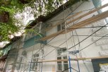 Обновление фасада одного из десяти жилых домов в Благовещенске по областной субсидии почти завершено
