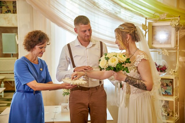 28 пар поженились в Благовещенске в зеркальную дату и выбрали лучший свадебный букет