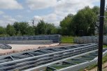 Рабочие начали сборку металлоконструкций для модульного спортзала в поселке Серышево