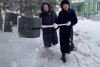 Уборка под КиШа: сотрудники администрации Белогорска под музыку вышли на борьбу с сугробами (видео)