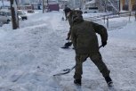 В Белогорске к расчистке улиц от снега подключились военнослужащие