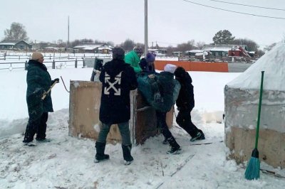 В селе Белогорского округа из выпавшего снега сделают фигуры к Новому году