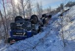 Два большегруза в Приамурье съехали с трассы и опрокинулись: один человек погиб