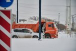 Снег с крыши ФОКа в Белогорске сметали три дня (видео)