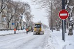 Спецтехника счищает ледяные отложения с благовещенских перекрестков и подходов к ним