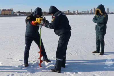 Проверка на прочность: амурские спасатели измерили толщину льда перед фестивалем спорта на границе