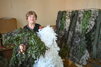 «Бойцы нас хвалят»: в Константиновке плетут сети, отливают хвойные свечи и передают молитвы-обереги