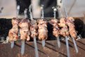 Шашлыки сейчас можно готовить  в электрошашлычницах либо на закрытых мангальных зонах. Архив АП