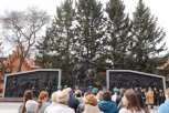 Три поколения воинов рядом: в Благовещенске открыли новый памятник и обновленную площадь Победы