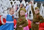 В Белогорске в «Весеннем вальсе» ко Дню Победы кружились малыши (фото)