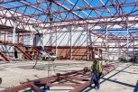 В физкультурно-оздоровительном центре в Чигирях начали монтировать кровлю и лифтовые шахты