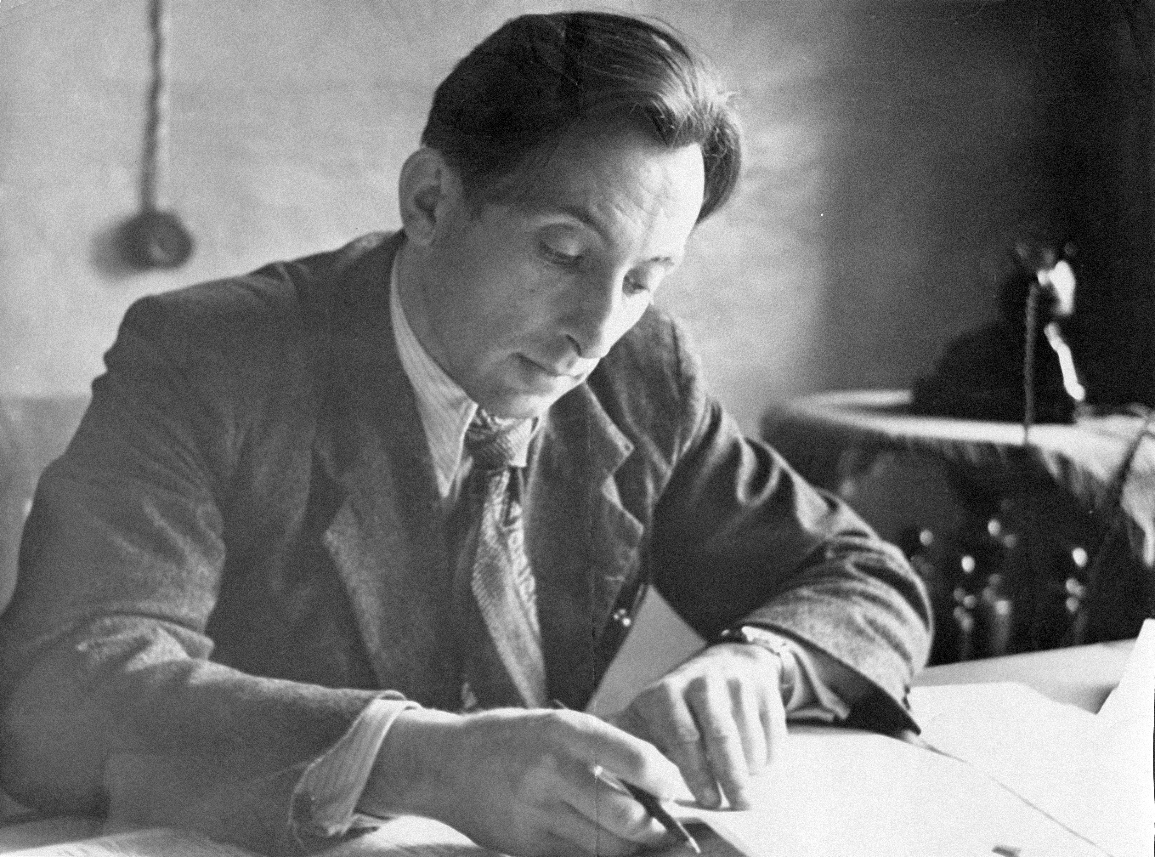 Фото: Уханов Павел Александрович в редакции газеты начало 1950-х. Личный архив.