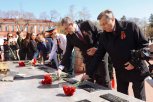 В преддверии 9 Мая к памятнику воинам-амурцам в Благовещенске возложили сотни цветов