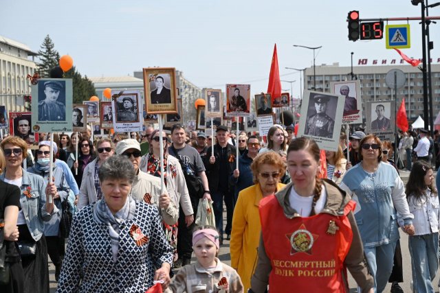 80 тысяч человек пронесли портреты своих Героев: по Приамурью прошел Бессмертный полк (фото)