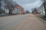 На участке улицы Ленина в Благовещенске укладывают верхний слой асфальта