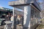 Мэр Благовещенска потребовал доделать автобусную остановку после жалоб горожан на грязь