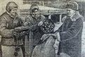 Колхозники Ивановского района Е.И. Игнатенко и А.З. Карацуба сдают верхушки картофеля кладовщику.