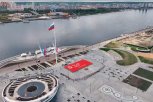 Возле флагштока в Благовещенске развернули полотно самого большого в стране Знамени Победы