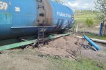 На железной дороге в Бурейском округе с рельсов сошли два вагона с твердым битумом