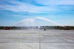 Самолет Роскосмоса встретили водяным салютом в аэропорту космодрома Восточный