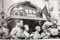 Советские бойцы-гвардейцы у здания железнодорожного вокзала в Харбине.Фото: Андрей Анохин