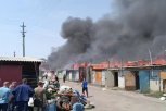 В поселке Серышево пожарные тушат вспыхнувший гаражный массив