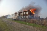 В поселке Ерофей Павлович огонь полностью уничтожил двухэтажный деревянный дом