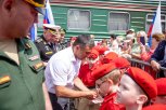 Юных лицеистов Благовещенска около агитпоезда минобороны приняли в юнармейцы