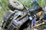 В Селемджинском районе спасатели помогли водителю выбраться из покореженного в аварии «Урала»