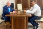 Член Российской академии художеств Владислав Афанасьев подарил мэру Благовещенска свою книгу