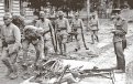Японские военнопленные сдают оружие