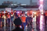 «Браво!» и «пожалели бы музыкантов»: как Благовещенск встретил военные оркестры под вечерним дождем