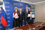 Василий Орлов вручил первые паспорта лучшим амурским школьникам