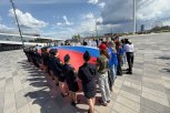 Амурские приставы, спасатели и студенты развернули на благовещенской набережной 50-метровый триколор