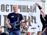 Губернатор Василий Орлов сменил гитару на электро на III Дальневосточном рок-н-мобе
