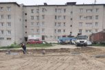 Этим летом во дворе пятиэтажного дома в Шимановске появятся карусели и воркаут-зона