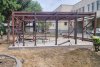 В готовом наполовину сквере Приемыхова в Благовещенске монтируют каркас будущего кафе «Катушка»