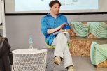 «Чувствую обязательства перед уличными котами»: автор нашумевшего романа встретился с амурчанами