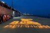 На берегу Амура в Благовещенске создали огненную картину войны из пяти тысяч свечей