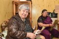 Галина Фёдорова помогает односельчанкам в плетении маскировочных сетей. Фото: В. Артемчук