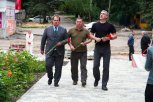 Губернатор Амурской области возложил цветы к братской могиле советских воинов в Амвросиевском округе