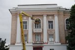 Василий Орлов обсудил обновление фасадов домов и детской спортшколы в Амвросиевском округе