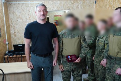 Василий Орлов на Донбассе вручил награды амурским бойцам и посмотрел, как собирают дроны