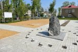 В сквере памяти репрессированным в Завитинске появились тротуарная плитка и декоративные кустарники