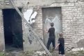 Два мальчика ломают стену заброшенного здания в Белогорске. Фото: Скриншот видео t.me/smeliukov